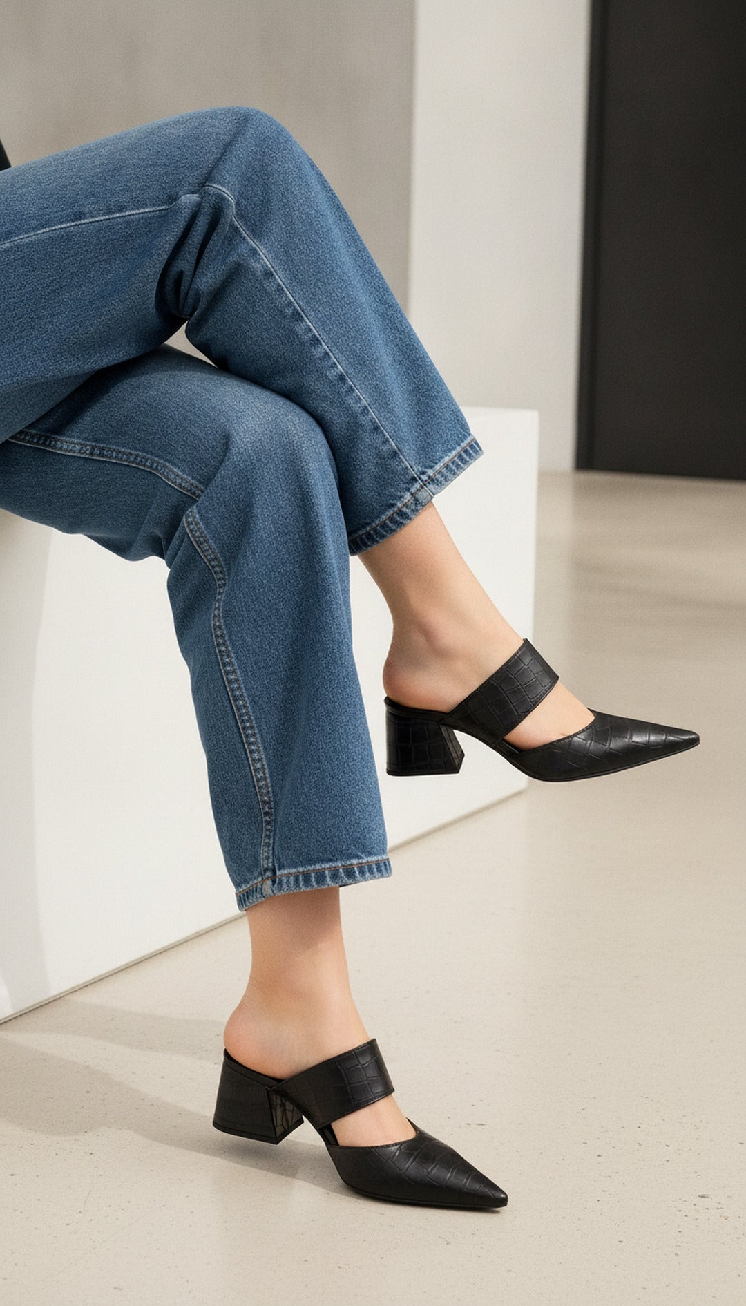 Scarpin Mule Preto Croco com Salto Bloco