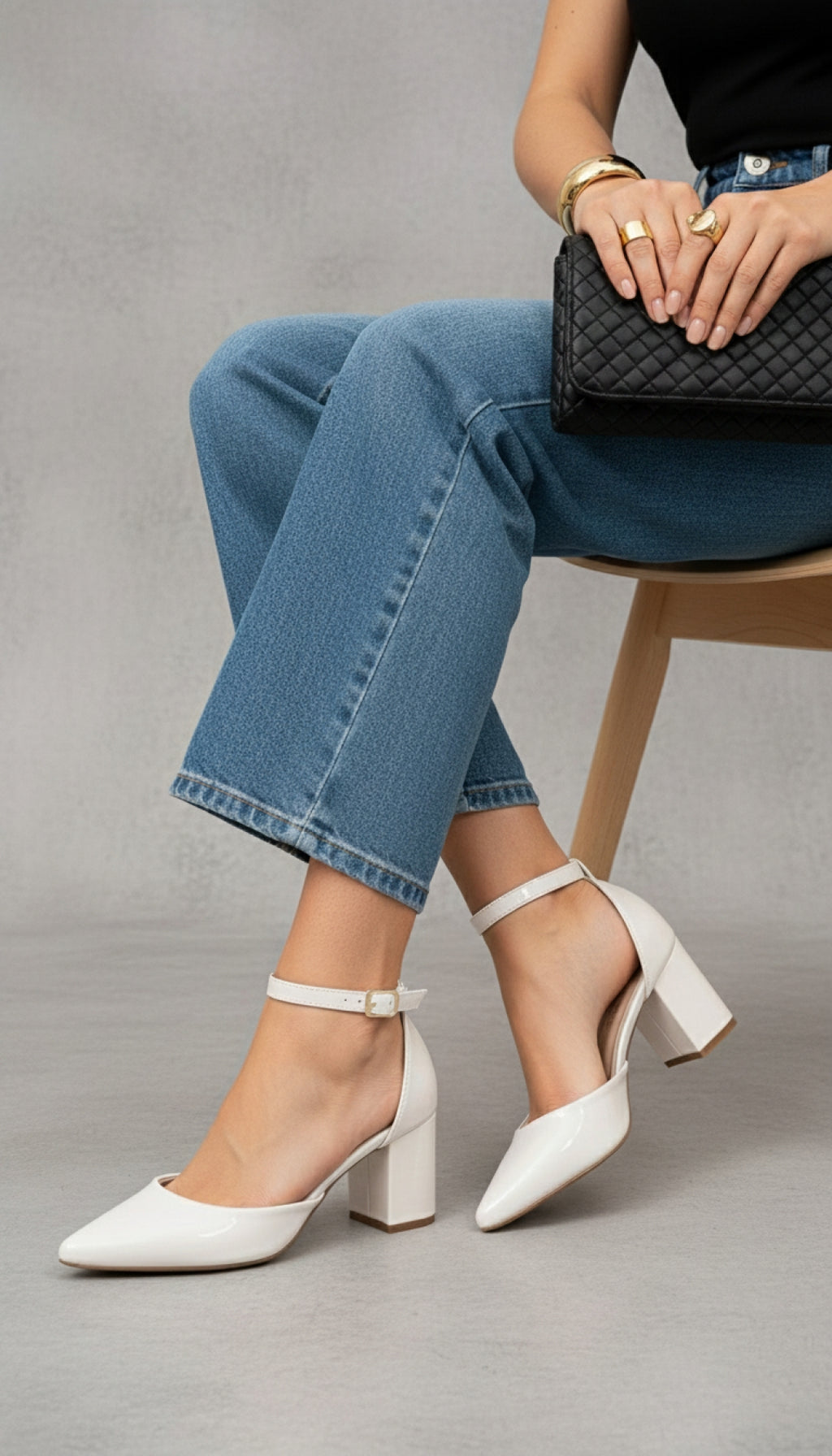 Scarpin Feminino Verniz Off White com Fivela Dourada