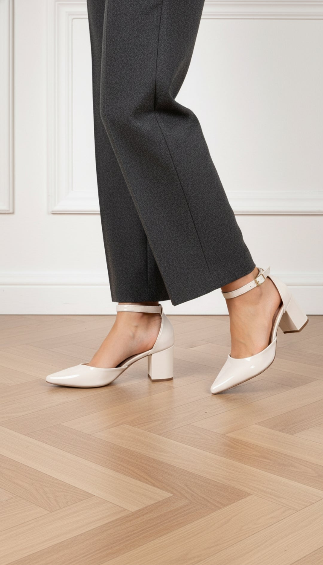Scarpin Feminino Verniz Off White com Fivela Dourada