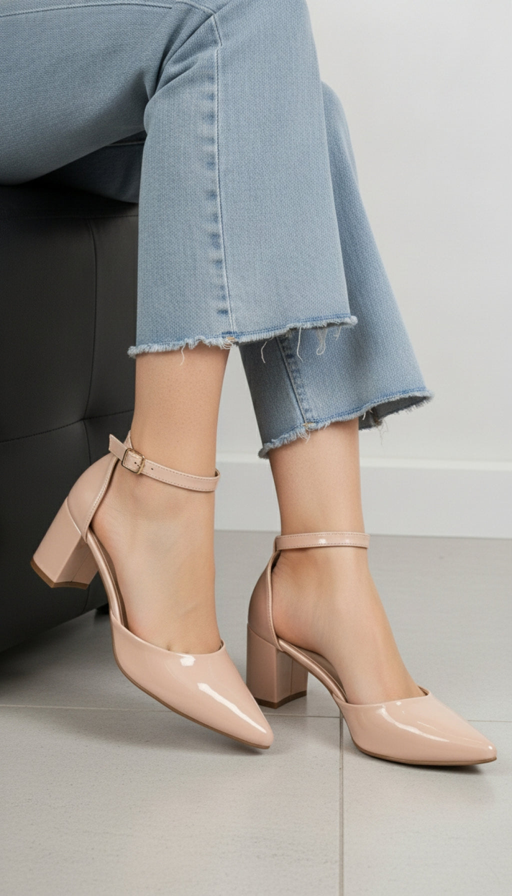 Scarpin Feminino Verniz Rosé com Fivela Dourada