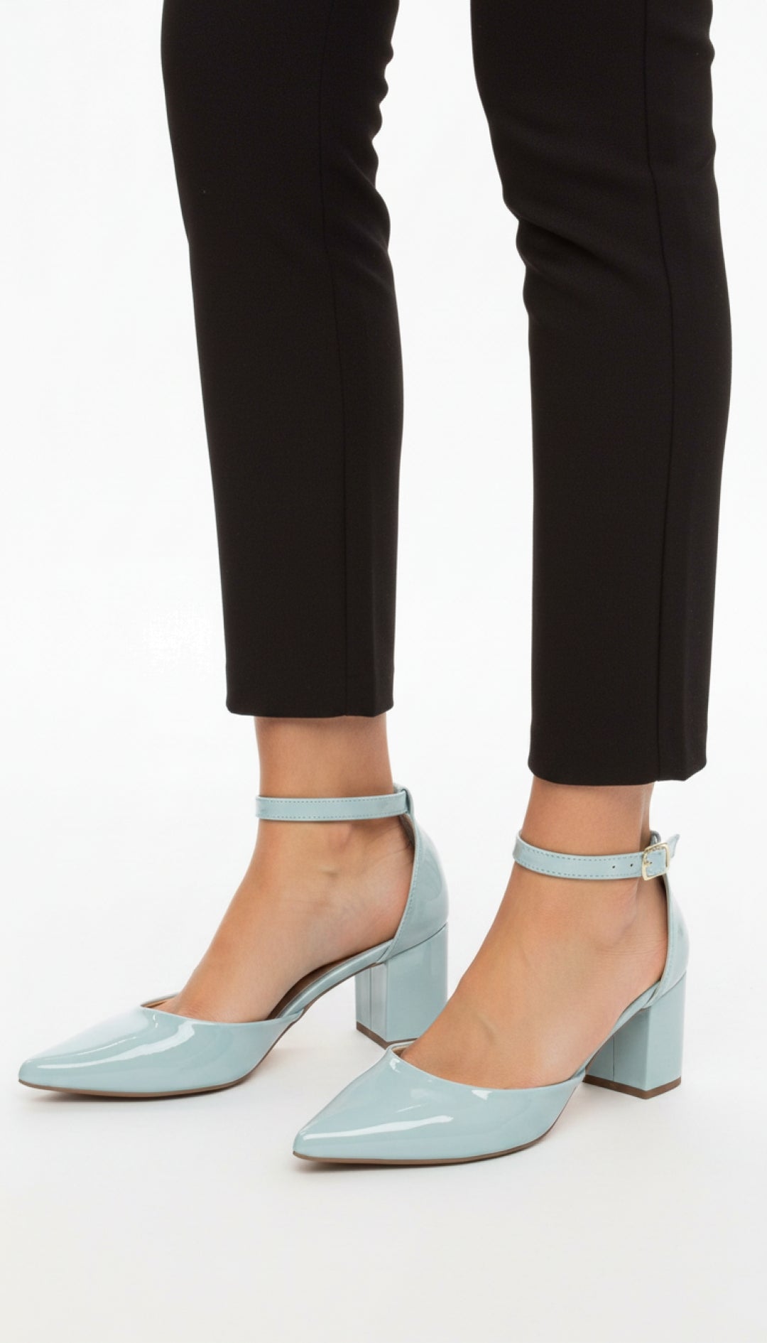 Scarpin Feminino Verniz Azul com Fivela Dourada