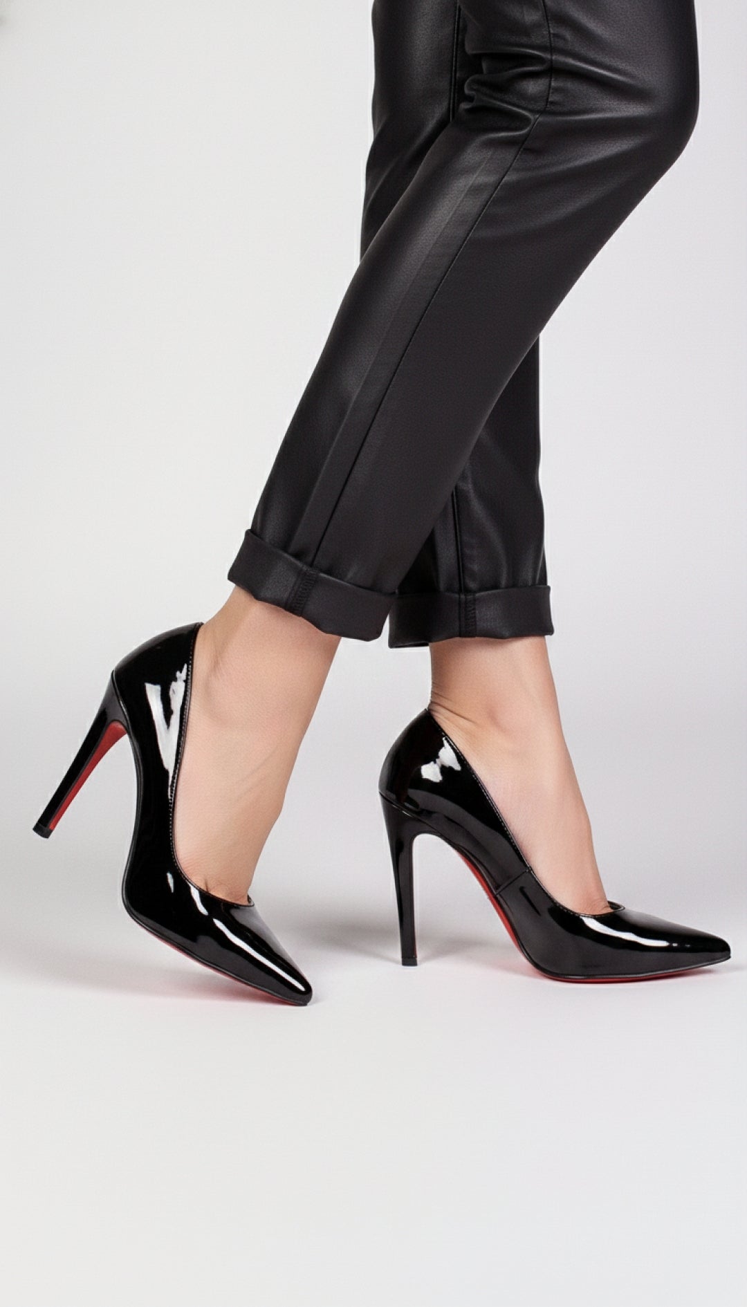 Scarpin Verniz Preto com Solado Vermelho