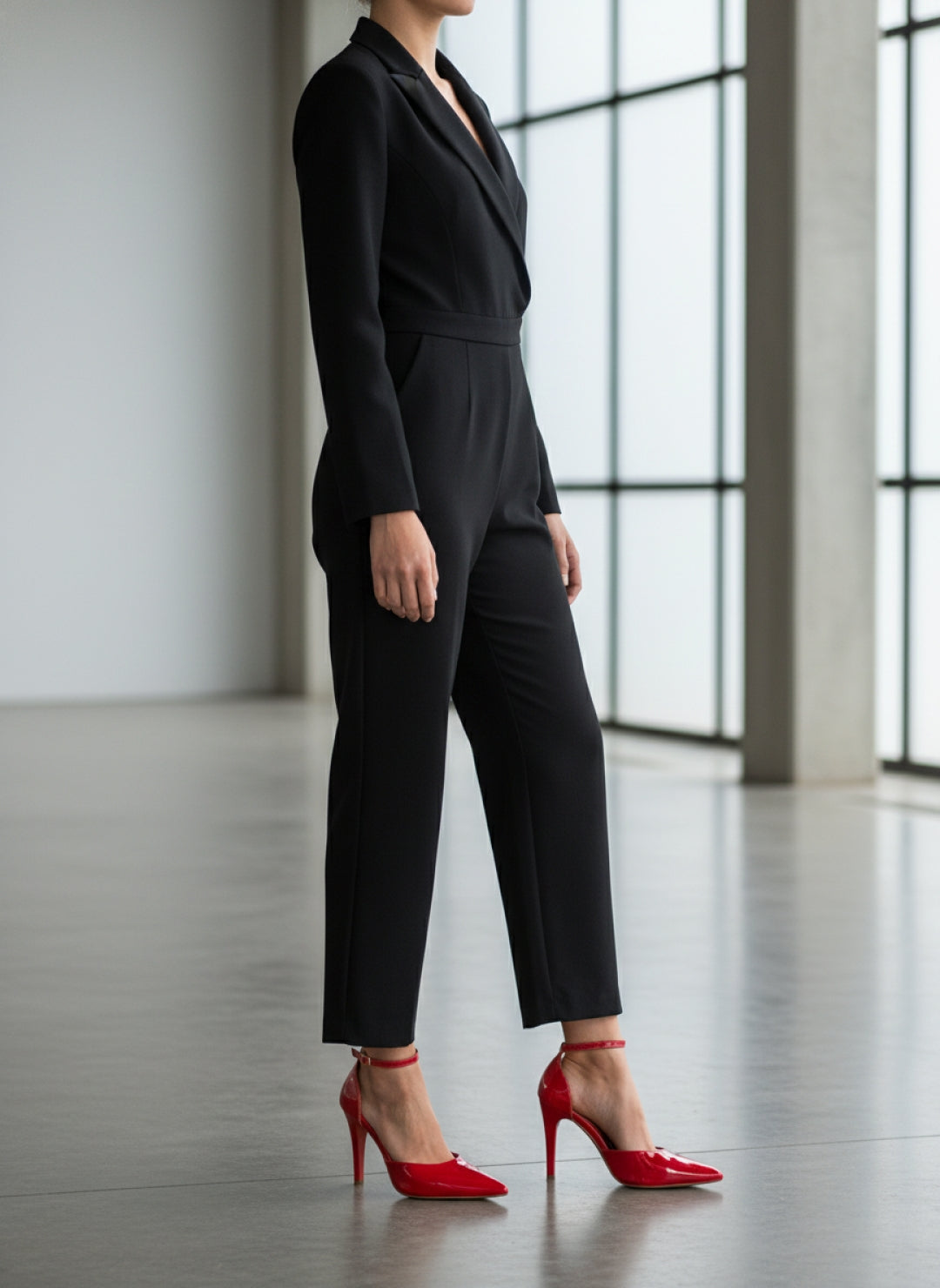 Scarpin Feminino Verniz Vermelho com Fivela Dourada
