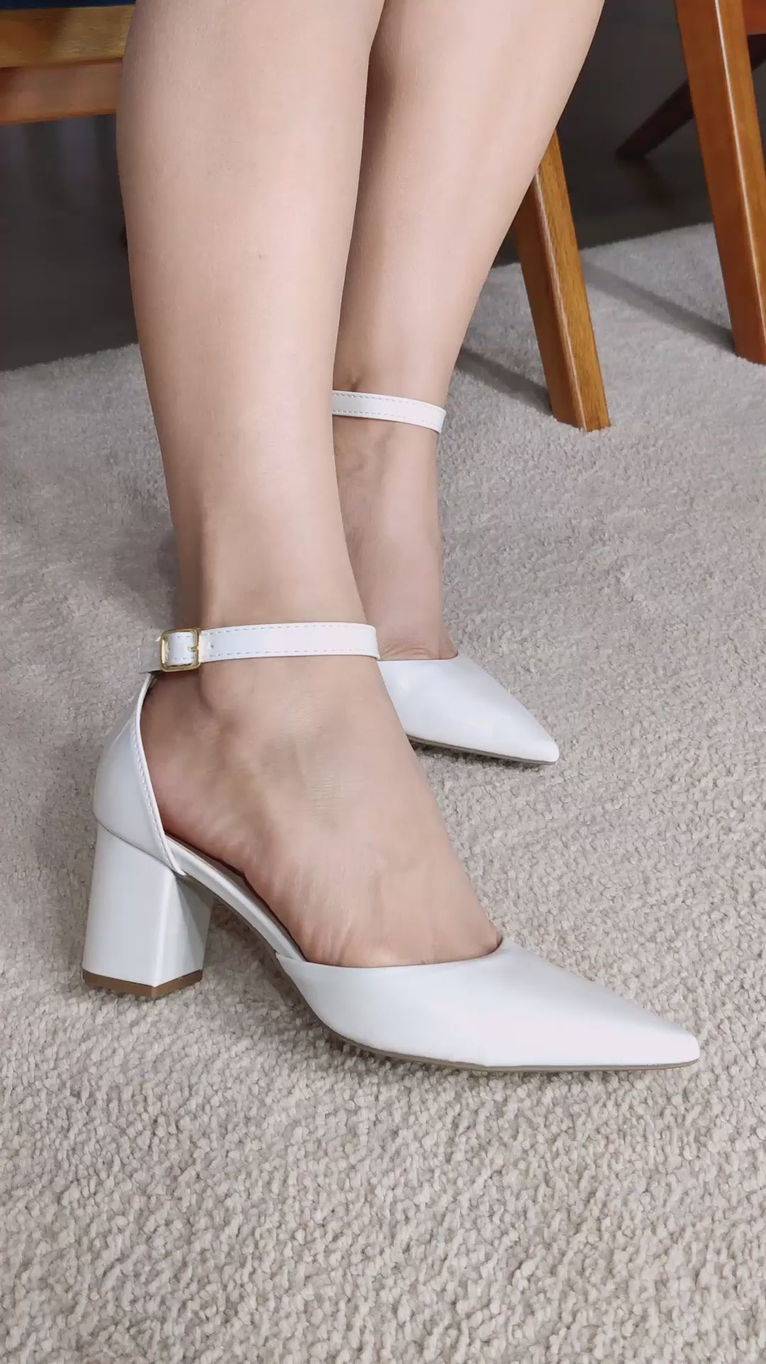 Scarpin Feminino Verniz Off White com Fivela Dourada