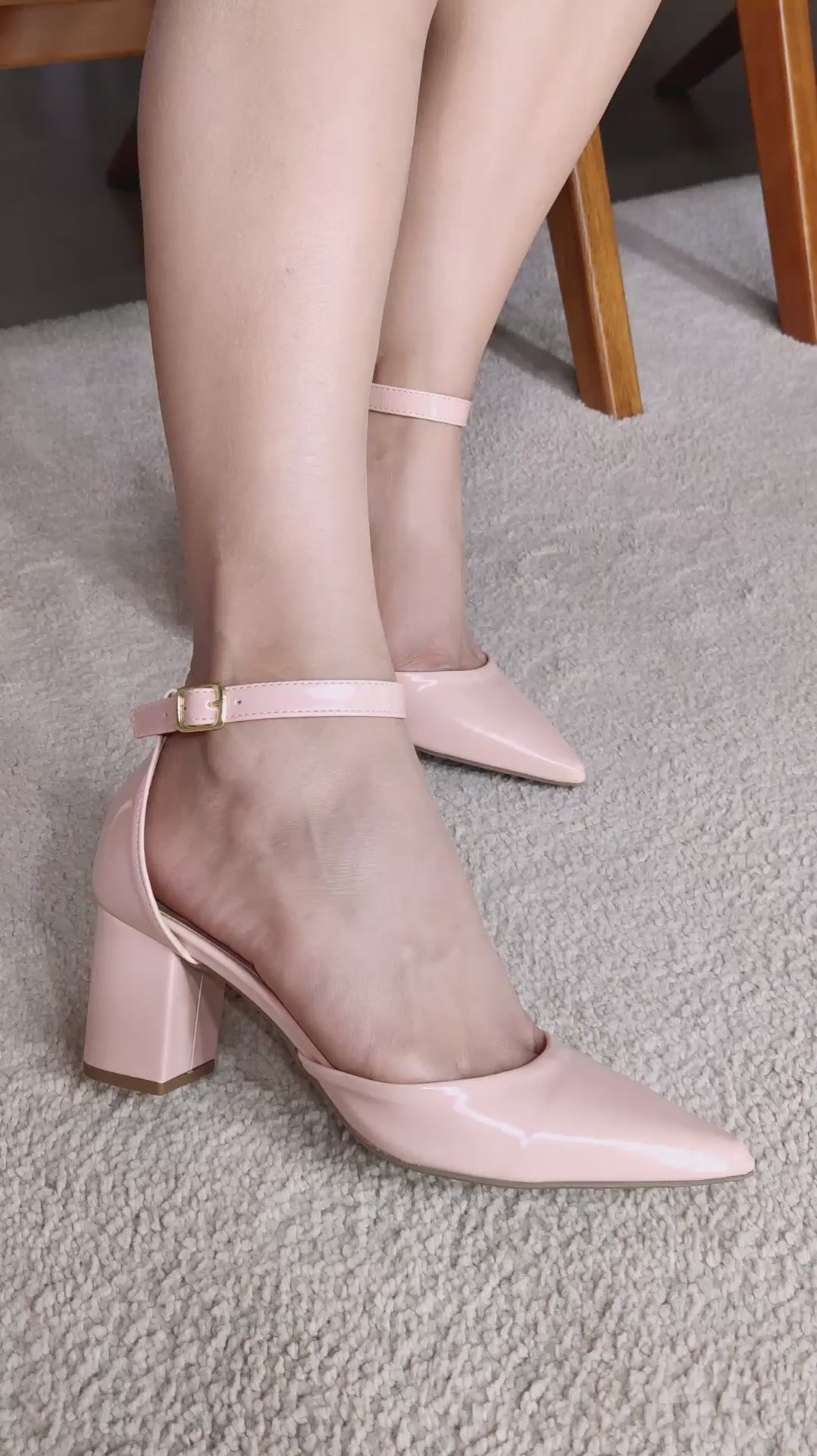 Scarpin Feminino Verniz Rosé com Fivela Dourada